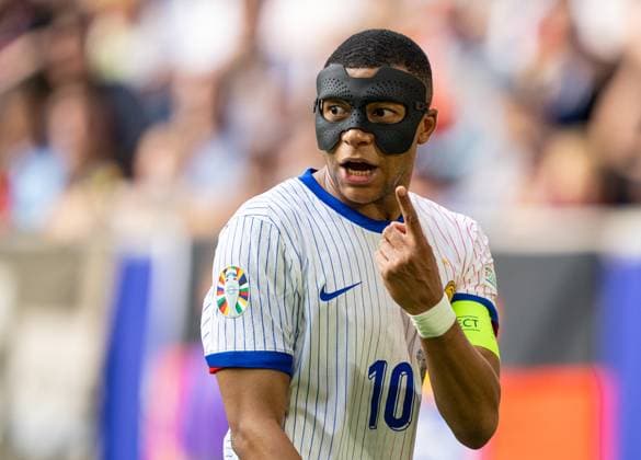 Football - UEFA EURO, EM, Europameisterschaft,Fussball 2024 - Round of 16 - France v Belgium DÜSSELDORF, GERMANY - Monday, July 1, 2024: France s captain Kylian MbappÃ , wearing a protective face mask, during the UEFA Euro 2024 Round of 16 match between France and Belgium at the Düsseldorf Arena. (Photo by David Rawcliffe Propaganda) DÜSSELDORF Düsseldorf Arena NORTH RHINE-WESTPHALIA GERMANY  Copyright: xDavidxRawcliffex P2024-07-01-France_Belgium-32