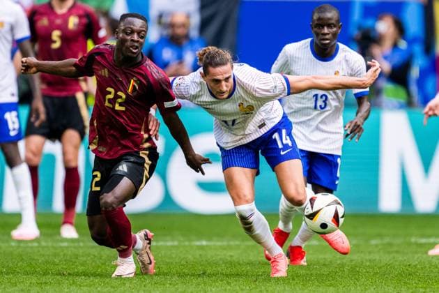 240701 Jeremy Doku of Belgium and Adrien Rabiot of France during the UEFA EURO, EM, Europameisterschaft,Fussball 2024 Football Championship round of 16 match between France and Belgium on July 1, 2024 in Dusseldorf. Photo: Mathias Bergeld BILDBYRAN kod MB MB0941 fotboll football soccer fotball fotbolls-em europamästerskap em uefa euro uefa european football championship euro 2024 frankrike france belgien belgium bbeng round of 16 attondelsfinal Copyright: MATHIASxBERGELD BB240701MB038