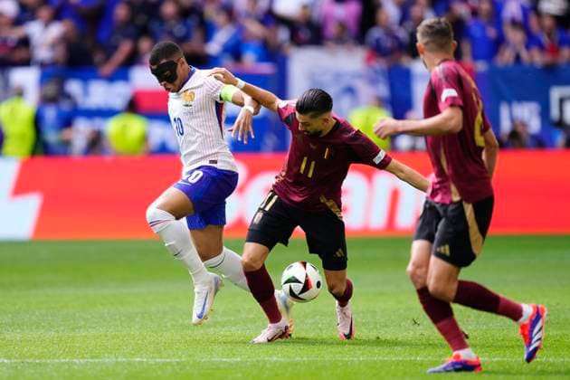 France v Belgium: Round of 16 - UEFA EURO, EM, Europameisterschaft,Fussball 2024 Kylian Mbappe centre-forward of France and Real Madrid and Yannick Carrasco left winger of Belgium and Al-Shabab FC compete for the ball during the UEFA EURO 2024 round of 16 match between France and Belgium at Düsseldorf Arena on July 1, 2024 in Dusseldorf, Germany. Dusseldorf Germany  Copyright: xJosexBretonx originalFilename:bretonhernandez-francevb240701_npDNh.jpg