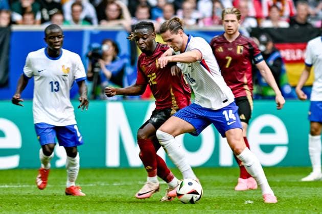 v. li. im Zweikampf Jeremy Doku ( 22 (Belgien) Adrien Rabiot 14 (Frankreich) 01.07.2024 Fussball Europameisterschaft in Deutschland Frankreich vs Belgien, Merkur Spiel-Arena, Duesseldorf, NRW Germany