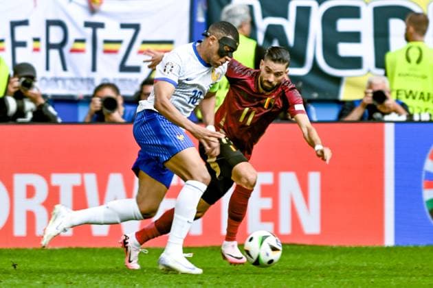 v. li. im Zweikampf Kylian Mbappe 10 (Frankreich) Yannick Ferreira Carrasco ( 11 (Belgien) 01.07.2024 Fussball Europameisterschaft in Deutschland Frankreich vs Belgien, Merkur Spiel-Arena, Duesseldorf, NRW Germany