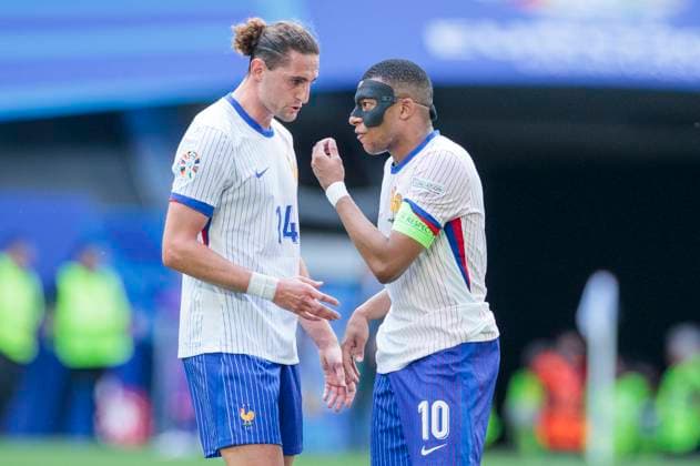 UEFA EURO, EM, Europameisterschaft,Fussball 2024: Frankreich - Belgien; 01.07.2024 Adrien Rabiot (Frankreich, 14), Kylian Mbappe (Frankreich, 10). UEFA EURO 2024: Achtelfinale: Frankreich - Belgien; Düsseldorf Arena, Düsseldorf am 01.07.2024 Copyright: xBEAUTIFULxSPORTS Meuselx