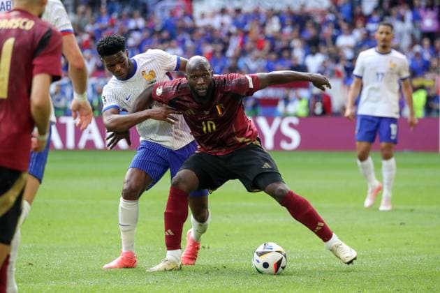 Germany - UEFA EURO, EM, Europameisterschaft,Fussball 2024 - France vs Belgium - 01 07 2024 GERMANY, DUSSELDORF, JULY 01. Romelu Lukaku of Belgium duels for the ball with Aurelien Tchouameni of France during the UEFA EURO 2024 round of 16 match between France and Belgium. On July 01, 2024 at Dusseldorf Arena in Dusseldorf, Germany. Photo by Manuel Blondeau AOP.Press Dusseldorf Dusseldorf Arena Germany Copyright: x ManuelxBlondeau AOP.Pressx AOP20240701 0002