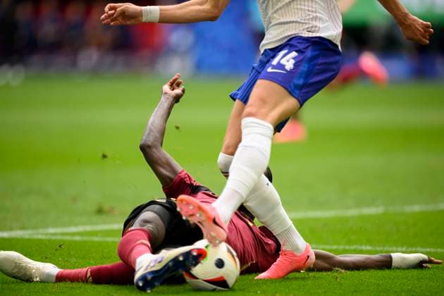 Feature, AKtion, Zweikampf, Achtelfinale, Match M42, Frankreich (FRA) - Belgien (BEL), am 01.07.2024 in Duesseldorf Deutschland. Fussball Europameisterschaft 2024 vom 14.06. - 14.07.2024 in Deutschland. Â