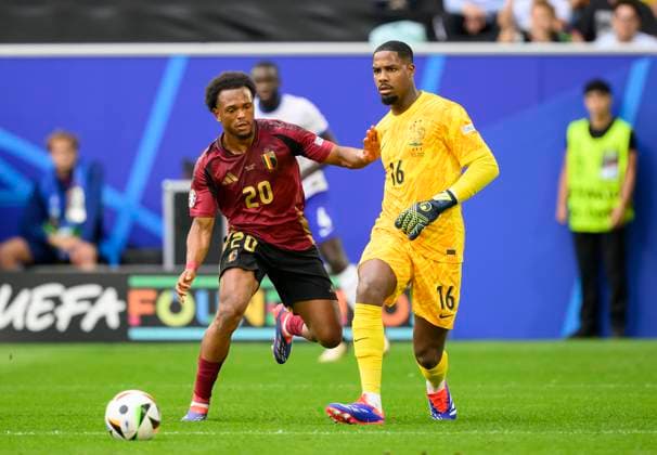 v.l. Lois OPENDA (BEL) , Torwart Mike MAIGNAN (FRA) AKtion, Zweikampf, Achtelfinale, Match M42, Frankreich (FRA) - Belgien (BEL), am 01.07.2024 in Duesseldorf Deutschland. Fussball Europameisterschaft 2024 vom 14.06. - 14.07.2024 in Deutschland. Â