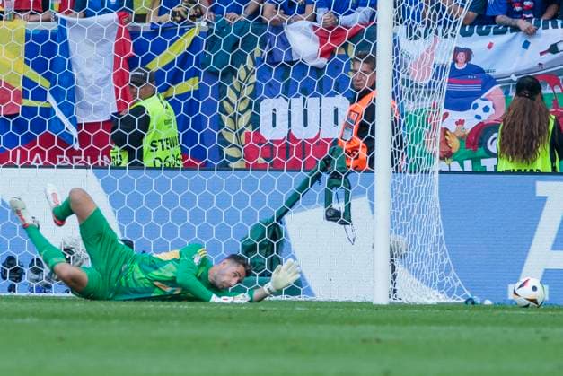 UEFA EURO, EM, Europameisterschaft,Fussball 2024: Frankreich - Belgien; 01.07.2024 Koen Casteels (Belgien, 1) pariert. UEFA EURO 2024: Achtelfinale: Frankreich - Belgien; Düsseldorf Arena, Düsseldorf am 01.07.2024 Copyright: xBEAUTIFULxSPORTS Meuselx