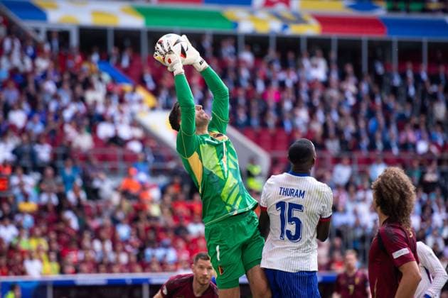 Koen Casteels (Belgien, 01) im Zweikampf mit Marcus Thuram (Frankreich, 15), GER, France (FRA) vs Belgium (BEL), Fussball Europameisterschaft, UEFA EURO, EM, Europameisterschaft,Fussball 2024, Round of 16, 01.07.2024 GER, France (FRA) vs Belgium (BEL), Fussball Europameisterschaft, UEFA EURO 2024, Round of 16, 01.07.2024 Duesseldorf Copyright: xEibner-Pressefoto Memmlerx EP_MMR