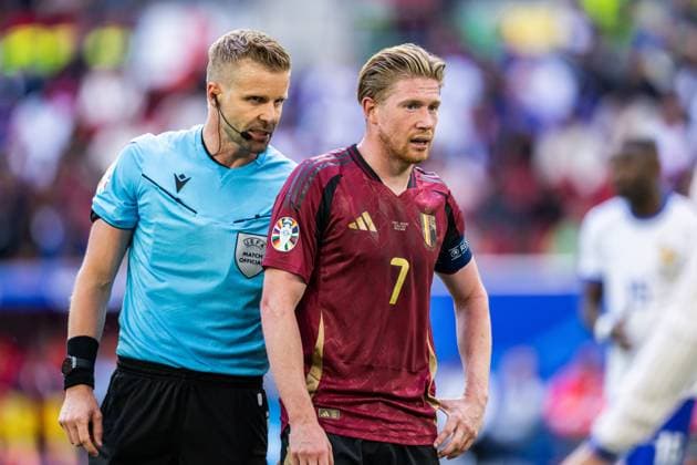 240701 Referee Glenn Nyberg and Kevin De Bruyne of Belgium during the UEFA EURO, EM, Europameisterschaft,Fussball 2024 Football Championship round of 16 match between France and Belgium on July 1, 2024 in Dusseldorf. Photo: Mathias Bergeld BILDBYRAN kod MB MB0941 fotboll football soccer fotball fotbolls-em europamästerskap em uefa euro uefa european football championship euro 2024 frankrike france belgien belgium bbeng round of 16 attondelsfinal Copyright: MATHIASxBERGELD BB240701MB053