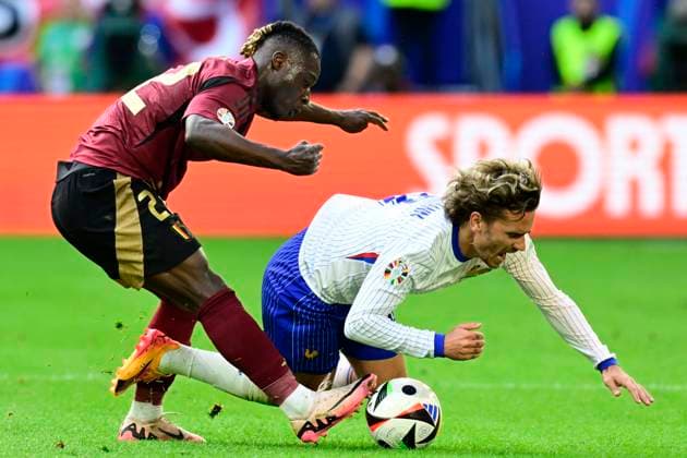France v Belgium Round of 16 - UEFA EURO, EM, Europameisterschaft,Fussball 2024 DUSSELDORF, GERMANY - JULY 01 : Doku Jeremy forward of Belgium and Antoine Griezmann midfielder of France during the UEFA EURO 2024 European Football Championship tournament round of 16 match between France and Belgium at Dusseldorf Arena on July 1, 2024 in Dusseldorf, Germany, 01 07 2024 Dusseldorf Germany  Copyright: xPeterxDexVoechtx