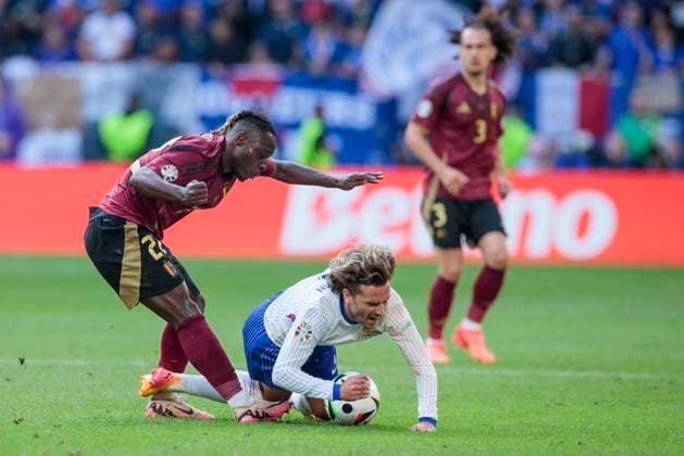 UEFA EURO, EM, Europameisterschaft,Fussball 2024: Frankreich - Belgien; 01.07.2024 Jeremy Doku (Belgien, 22) im Zweikampf mit Antoine Griezmann (Frankreich, 7). UEFA EURO 2024: Achtelfinale: Frankreich - Belgien; Düsseldorf Arena, Düsseldorf am 01.07.2024 Copyright: xBEAUTIFULxSPORTS Meuselx