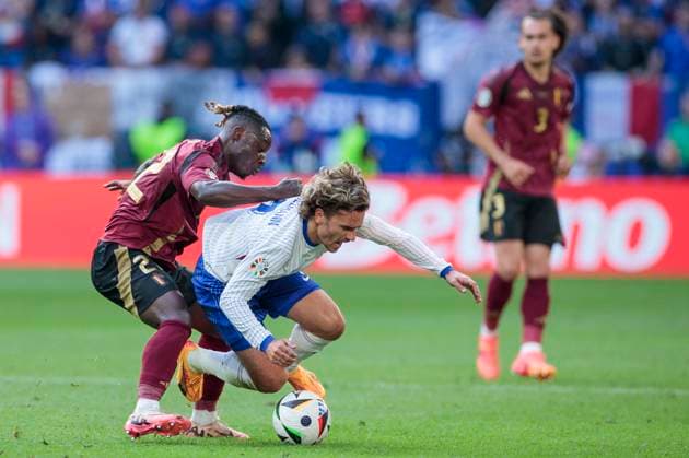 UEFA EURO, EM, Europameisterschaft,Fussball 2024: Frankreich - Belgien; 01.07.2024 Jeremy Doku (Belgien, 22) im Zweikampf mit Antoine Griezmann (Frankreich, 7). UEFA EURO 2024: Achtelfinale: Frankreich - Belgien; Düsseldorf Arena, Düsseldorf am 01.07.2024 Copyright: xBEAUTIFULxSPORTS Meuselx