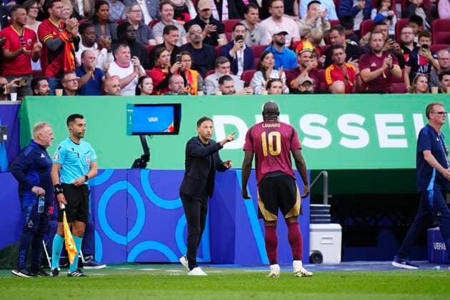 France v Belgium: Round of 16 - UEFA EURO, EM, Europameisterschaft,Fussball 2024 Domenico Tedesco head coach of Belgium gives instructions to Romelu Lukaku centre-forward of Belgium and AS Roma during the UEFA EURO 2024 round of 16 match between France and Belgium at Düsseldorf Arena on July 1, 2024 in Dusseldorf, Germany. Dusseldorf Germany  Copyright: xJosexBretonx originalFilename:bretonhernandez-francevb240701_np1ij.jpg