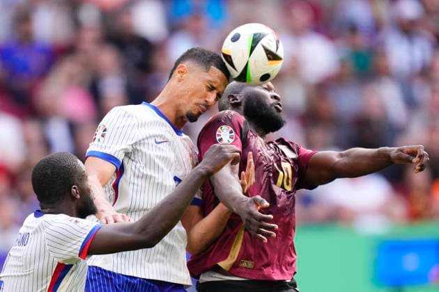 France v Belgium: Round of 16 - UEFA EURO, EM, Europameisterschaft,Fussball 2024 William Saliba centre-back of France and Arsenal FC and Romelu Lukaku centre-forward of Belgium and AS Roma compete for the ball during the UEFA EURO 2024 round of 16 match between France and Belgium at Düsseldorf Arena on July 1, 2024 in Dusseldorf, Germany. Dusseldorf Germany  Copyright: xJosexBretonx originalFilename:bretonhernandez-francevb240701_npjMI.jpg