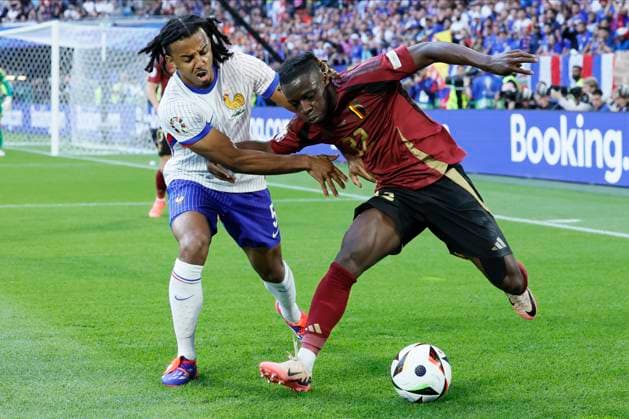 France v Belgium: Round of 16 - UEFA EURO, EM, Europameisterschaft,Fussball 2024 Jules Kounde of France and Jeremy Doku of Belgium challenge during the UEFA EURO 2024 round of 16 match between France and Belgium at Düsseldorf Arena on July 1, 2024 in Dusseldorf, Germany. Düsseldorf Düsseldorf Arena Germany Germany Copyright: xRichardxSellers Sportsphoto APLx 14043490