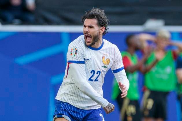 UEFA EURO, EM, Europameisterschaft,Fussball 2024: Frankreich - Belgien; 01.07.2024 Theo Hernandez (Frankreich, 22) jubelt nach seiner Grätsche. UEFA EURO 2024: Achtelfinale: Frankreich - Belgien; Düsseldorf Arena, Düsseldorf am 01.07.2024 Copyright: xBEAUTIFULxSPORTS Meuselx