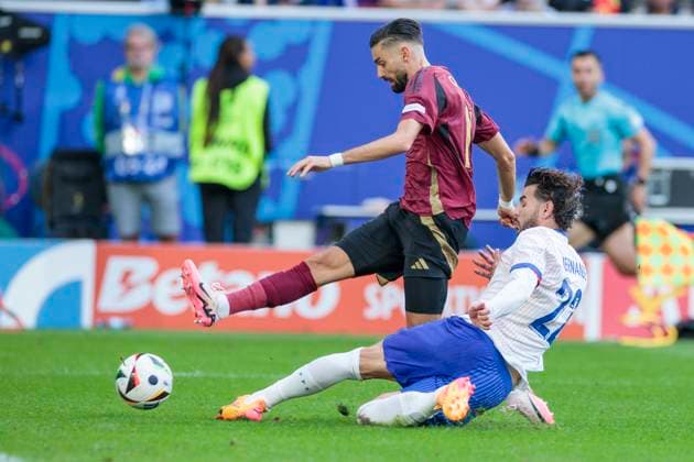 UEFA EURO, EM, Europameisterschaft,Fussball 2024: Frankreich - Belgien; 01.07.2024 Theo Hernandez (Frankreich, 22) im Zweikampf mit Yannick Carrasco (Belgien, 11). UEFA EURO 2024: Achtelfinale: Frankreich - Belgien; Düsseldorf Arena, Düsseldorf am 01.07.2024 Copyright: xBEAUTIFULxSPORTS Meuselx