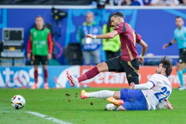 UEFA EURO, EM, Europameisterschaft,Fussball 2024: Frankreich - Belgien; 01.07.2024 Theo Hernandez (Frankreich, 22) im Zweikampf mit Yannick Carrasco (Belgien, 11). UEFA EURO 2024: Achtelfinale: Frankreich - Belgien; Düsseldorf Arena, Düsseldorf am 01.07.2024 Copyright: xBEAUTIFULxSPORTS Meuselx