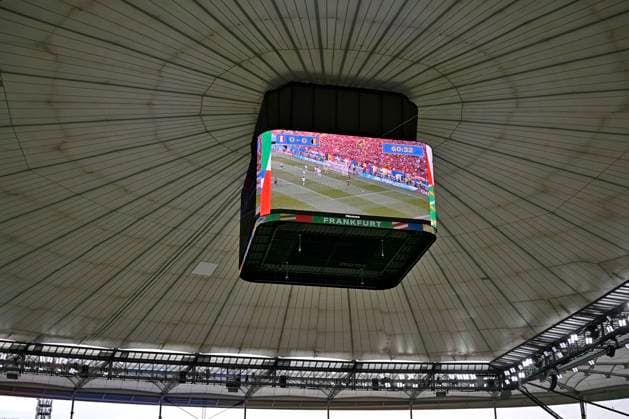 01.07.2024, Fussball UEFA EURO, EM, Europameisterschaft,Fussball 2024, Achtelfinale, Portugal - Slowenien, in der Frankfurt Arena Frankfurt am Main, Das Spiel Frankreich gegen Belgien wird auf der Video Leinwand übertragen.
