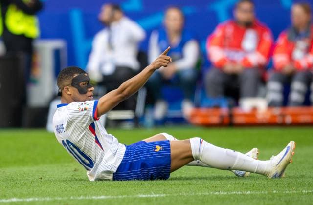 Fussball, Herren, Saison 2023 24, Euro 2024 (Achtelfinale) in Düsseldorf, Frankreich - Belgien, Kylian Mbappe (Frankreich) mit Maske, , 01.07. 2024, Copyright: xSebastianxRäppold MatthiasxKochx