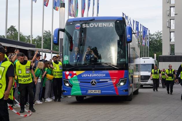 Slowenischer Mannschaftsbus kommt an und wird ans Stadion eskortiert - Frankfurt 01.07.2024: Portugal vs. Slowenien, EURO2024, M41 Achtelfinale, EM-Arena Frankfurt