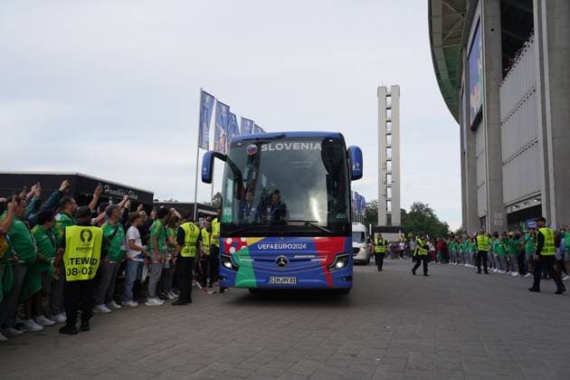 Slowenischer Mannschaftsbus kommt an und wird ans Stadion eskortiert - Frankfurt 01.07.2024: Portugal vs. Slowenien, EURO2024, M41 Achtelfinale, EM-Arena Frankfurt
