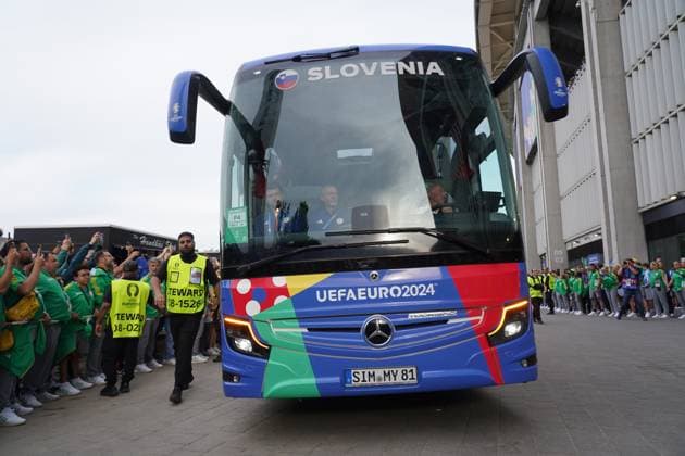 Slowenischer Mannschaftsbus kommt an und wird ans Stadion eskortiert - Frankfurt 01.07.2024: Portugal vs. Slowenien, EURO2024, M41 Achtelfinale, EM-Arena Frankfurt