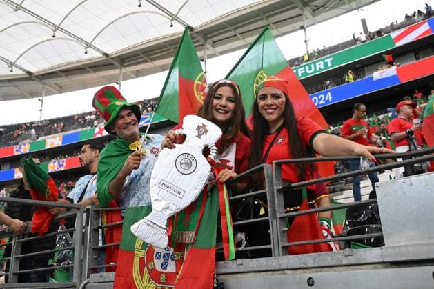 01.07.2024, xjhx, Fussball EM 2024 1 8 Finale, Portugal - Slowenien emspor, v.l. Emotionen, Fans, Stimmung, Fahnen, Logo, Portugal, Zuschauer, Trikots (DFL DFB REGULATIONS PROHIBIT ANY USE OF PHOTOGRAPHS as IMAGE SEQUENCES and or QUASI-VIDEO) Frankfurt am Main