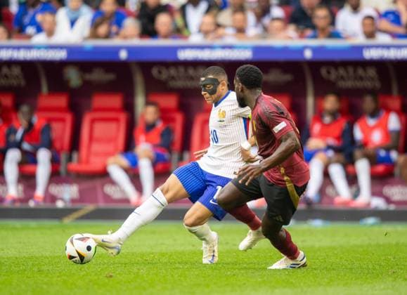Fussball, Herren, Saison 2023 24, Euro 2024 (Achtelfinale) in Düsseldorf, Frankreich - Belgien, v.l. Kylian Mbappe (Frankreich) mit Maske, Lois Openda (Belgien), 01.07. 2024, Copyright: xSebastianxRäppold MatthiasxKochx