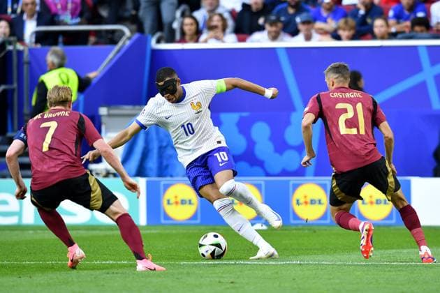 Fußball UEFA EURO, EM, Europameisterschaft,Fussball 2024 Achtelfinale Frankreich - Belgien am 01.07.2024 in der Düsseldorf Arena in Düsseldorf Kevin De Bruyne ( Belgien ), links - Kylian Mbappe ( Frankreich ), mitte - Timothy Castagne ( Belgien ), rechts