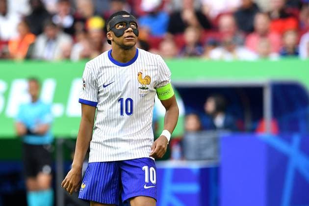 Fußball UEFA EURO, EM, Europameisterschaft,Fussball 2024 Achtelfinale Frankreich - Belgien am 01.07.2024 in der Düsseldorf Arena in Düsseldorf Kylian Mbappe ( Frankreich ) mit Maske nach Nasenbeinbruch
