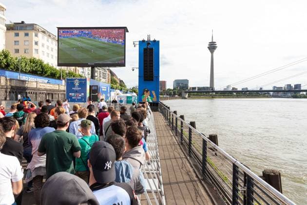Fan Zone Burgplatz und Rheinufer in Düsseldorf - Public Viewing: UEFA EURO, EM, Europameisterschaft,Fussball 2024 - Frankreich gegen Belgien; 01.07.2024 Fan Zone Burgplatz und Rheinufer in Düsseldorf - Public Viewing: UEFA EURO 2024 - Frankreich gegen Belgien am 01.07.2024, Düsseldorf. - Copyright: xBEAUTIFULxSPORTS KennyxBeelex
