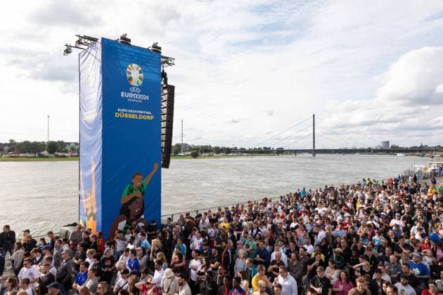 Fan Zone Burgplatz und Rheinufer in Düsseldorf - Public Viewing: UEFA EURO, EM, Europameisterschaft,Fussball 2024 - Frankreich gegen Belgien; 01.07.2024 Fan Zone Burgplatz und Rheinufer in Düsseldorf - Public Viewing: UEFA EURO 2024 - Frankreich gegen Belgien am 01.07.2024, Düsseldorf. - Copyright: xBEAUTIFULxSPORTS KennyxBeelex
