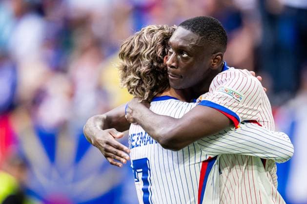 240701 Antoine Griezmann and Randal Kolo Muani of France celebrate after 1-0 during the UEFA EURO, EM, Europameisterschaft,Fussball 2024 Football Championship round of 16 match between France and Belgium on July 1, 2024 in Dusseldorf. Photo: Mathias Bergeld BILDBYRAN kod MB MB0941 fotboll football soccer fotball fotbolls-em europamästerskap em uefa euro uefa european football championship euro 2024 frankrike france belgien belgium bbeng round of 16 attondelsfinal celebrate jubel Copyright: MATHIASxBERGELD BB240701MB075