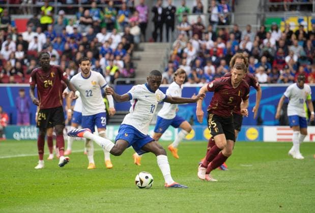 Fussball, Herren, Saison 2023 24, Euro 2024 (Achtelfinale) in Düsseldorf, Frankreich - Belgien, Randal Kolo Muani (M., Frankreich) erzielt das Tor zum 1:0 gegen Jan Vertonghen (r., Belgien), 01.07. 2024, Copyright: xSebastianxRäppold MatthiasxKochx
