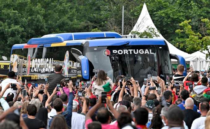 01.07.2024, Fussball UEFA EURO, EM, Europameisterschaft,Fussball 2024, Achtelfinale, Portugal - Slowenien, in der Frankfurt Arena Frankfurt am Main, Der Bus von Portugal wird von den Fans umzingelt