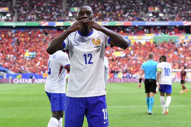Fußball UEFA EURO, EM, Europameisterschaft,Fussball 2024 Achtelfinale Frankreich - Belgien am 01.07.2024 in der Düsseldorf Arena in Düsseldorf Torjubel Jubel Tor zum 1:0 durch Randal Kolo Muani ( Frankreich ) Eigentor Jan Vertonghen ( Belgien )