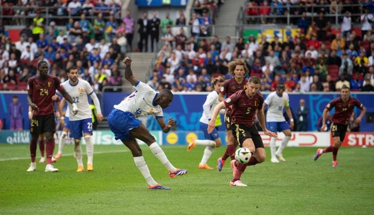 Fussball, Herren, Saison 2023 24, Euro 2024 (Achtelfinale) in Düsseldorf, Frankreich - Belgien, Randal Kolo Muani (M., Frankreich) erzielt das Tor zum 1:0 gegen Jan Vertonghen (r., Belgien), 01.07. 2024, Copyright: xSebastianxRäppold MatthiasxKochx