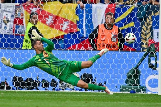 240701 EURO2024 FRANCE VS BELGIUM goalkeeper Koen Casteels (1) of Belgium concedes the 1-0 goal of Randal Kolo Muani (12) of France during a soccer game between the national teams of France, called les Bleus and Belgium, called the Red Devils in a round of 16 knock out game of the UEFA EURO, EM, Europameisterschaft,Fussball 2024 tournament , on Monday 1 July 2024 in Dusseldorf , Germany . photo sportpix David Catry Dusseldorf GERMANY  Copyright: xx 471645