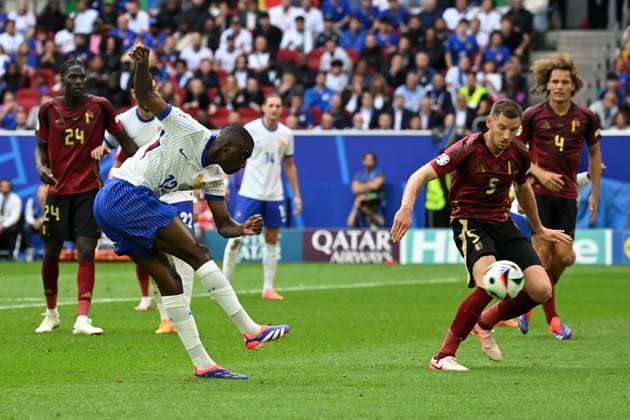 Duesseldorf, Duesseldorf Arena, 01.07.24, GER, Herren, UEFA EURO, EM, Europameisterschaft,Fussball 2024, Achtelfinale: Frankreich - Belgien Bild: Eigentor Jan VETONGHEN (Belgien) zum 1:0 nach Schuß von Randal KOLO MUANI (Frankreich) Only for editorial use! UEFA regulations prohibit any use of photographs as image sequences and or quasi-video. Nordrhein-Westfalen Deutschland