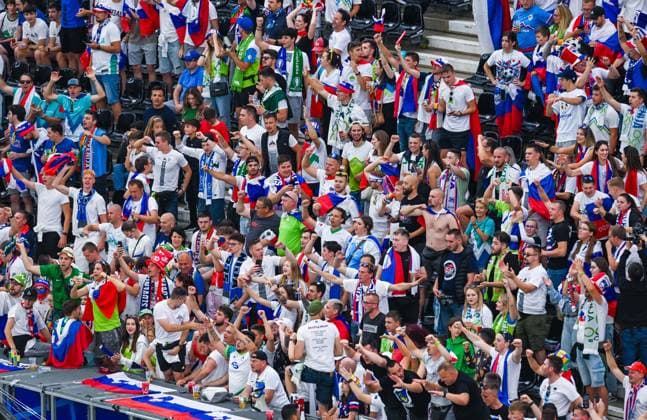 Fans von Slowenien machen Stimmung waehrend des Achtelfinalspiels der UEFA EURO, EM, Europameisterschaft,Fussball 2024 zwischen Portugal und Slowenien, Arena Frankfurt am 01. July 2024 in Frankfurt am Main, Deutschland. (Foto von ) Fans of Slovenia cheer during the UEFA EURO 2024 - Round of 16 match between Portugal and Slovenia at Arena Frankfurt on July 1, 2024 in Frankfurt am Main, Germany. (Photo by ) Defodi-738_738_PORSVN_20240701_139