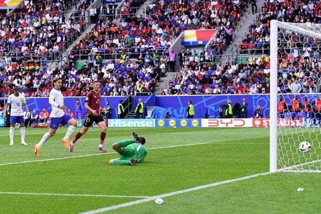 Fußball UEFA EURO, EM, Europameisterschaft,Fussball 2024 Achtelfinale Frankreich - Belgien am 01.07.2024 in der Düsseldorf Arena in Düsseldorf Torschuss Tor zum 1:0 durch Randal Kolo Muani ( Frankreich ) Eigentor Jan Vertonghen ( Belgien )