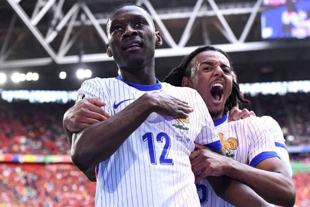 Sport Bilder des Tages Fußball UEFA EURO, EM, Europameisterschaft,Fussball 2024 Achtelfinale Frankreich - Belgien am 01.07.2024 in der Düsseldorf Arena in Düsseldorf Torjubel Jubel Tor zum 1:0 durch Randal Kolo Muani ( Frankreich ) Eigentor Jan Vertonghen ( Belgien )