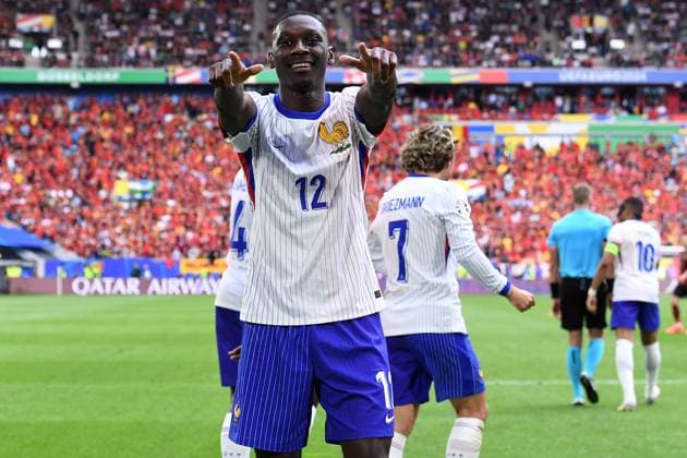 Fußball UEFA EURO, EM, Europameisterschaft,Fussball 2024 Achtelfinale Frankreich - Belgien am 01.07.2024 in der Düsseldorf Arena in Düsseldorf Torjubel Jubel Tor zum 1:0 durch Randal Kolo Muani ( Frankreich ) Eigentor Jan Vertonghen ( Belgien )
