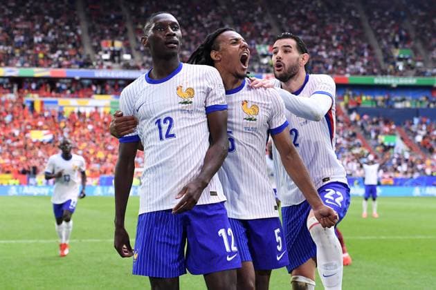 Fußball UEFA EURO, EM, Europameisterschaft,Fussball 2024 Achtelfinale Frankreich - Belgien am 01.07.2024 in der Düsseldorf Arena in Düsseldorf Torjubel Jubel Tor zum 1:0 durch Randal Kolo Muani ( Frankreich ) Eigentor Jan Vertonghen ( Belgien ) V.l.n.r.: Randal Kolo Muani ( Frankreich ), Jules Kounde ( Frankreich ), Theo Hernandez ( Frankreich )