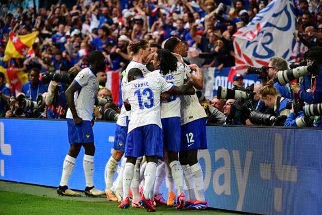 Torjubel zum 1:0 durch Eigentor Jan Vertonghen 5 (Belgien), Frankreich vs. Belgien, Fussball, UEFA EURO, EM, Europameisterschaft,Fussball 2024, Achtelfinale, 01.07.2024 Düsseldorf Nordrhein-Westfalen Deutschland