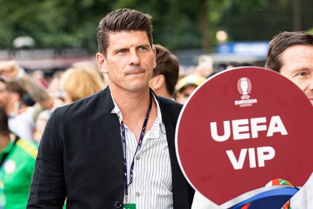 Mario Gomez kommt mit Vip Begleitung vor dem Stadion GER, Portugal (POR) vs. Slowenien (SVO), Fussball Europameisterschaft, UEFA EURO, EM, Europameisterschaft,Fussball 2024, Achtelfinale, 01.07.2024 GER, Portugal (POR) vs. Slowenien (SVO), Fussball Europameisterschaft, UEFA EURO 2024, Achtelfinale, 01.07.2024 Frankfurt Copyright: xEibner-Pressefoto RogerxBuerkex EP