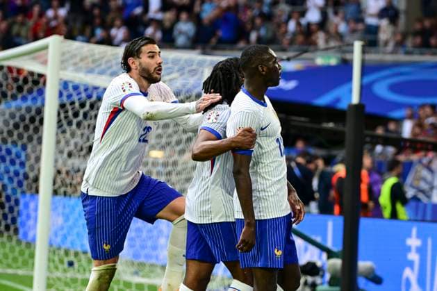 Torjubel zum 1:0 durch Eigentor Jan Vertonghen 5 (Belgien), Frankreich vs. Belgien, Fussball, UEFA EURO, EM, Europameisterschaft,Fussball 2024, Achtelfinale, 01.07.2024 Düsseldorf Nordrhein-Westfalen Deutschland