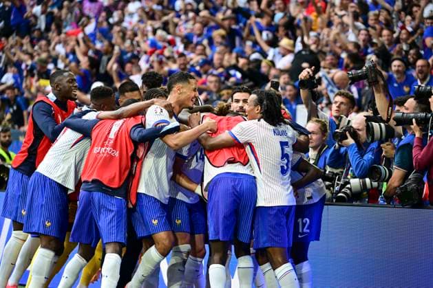 Torjubel zum 1:0 durch Eigentor Jan Vertonghen 5 (Belgien), Frankreich vs. Belgien, Fussball, UEFA EURO, EM, Europameisterschaft,Fussball 2024, Achtelfinale, 01.07.2024 Düsseldorf Nordrhein-Westfalen Deutschland
