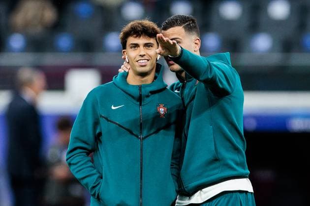 UEFA EURO, EM, Europameisterschaft,Fussball 2024: Portugal - Slowenien; 01.07.2024 Joao Felix Sequeira (Portugal, 11) und Jose Diogo Dalot Teixeira (Portugal, 5) während der Platzbegehung, gestikuliert, versucht anzuzeigen wo Familie sitzt UEFA EURO 2024: Portugal - Slowenien; Frankfurt Arena Frankfurt am 01.07.2024 Copyright: xBEAUTIFULxSPORTS Wunderlx