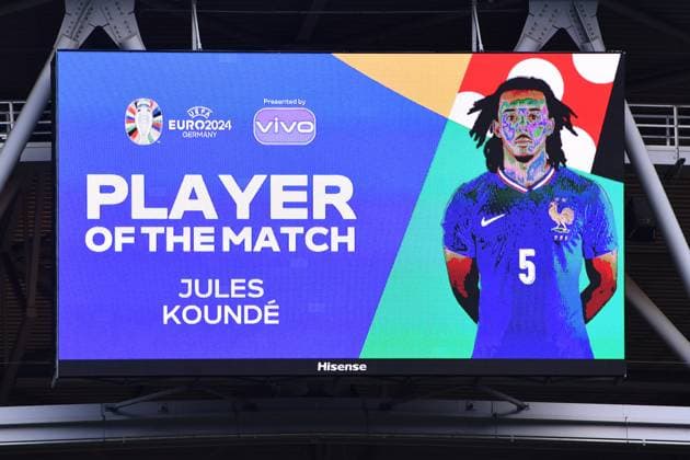 Fußball UEFA EURO, EM, Europameisterschaft,Fussball 2024 Achtelfinale Frankreich - Belgien am 01.07.2024 in der Düsseldorf Arena in Düsseldorf Anzeigetafel Videowand Spieler des Spiels Jules Kounde ( Frankreich )